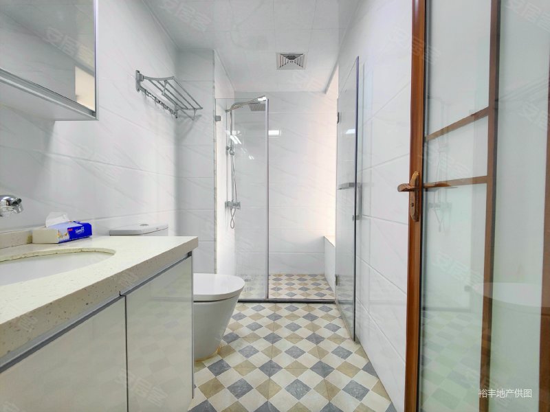 华发四季名苑 4 房  142 方 交通便利 次新小区