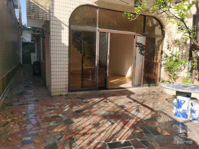 富豪山庄别墅区155平650万4室2厅4卫