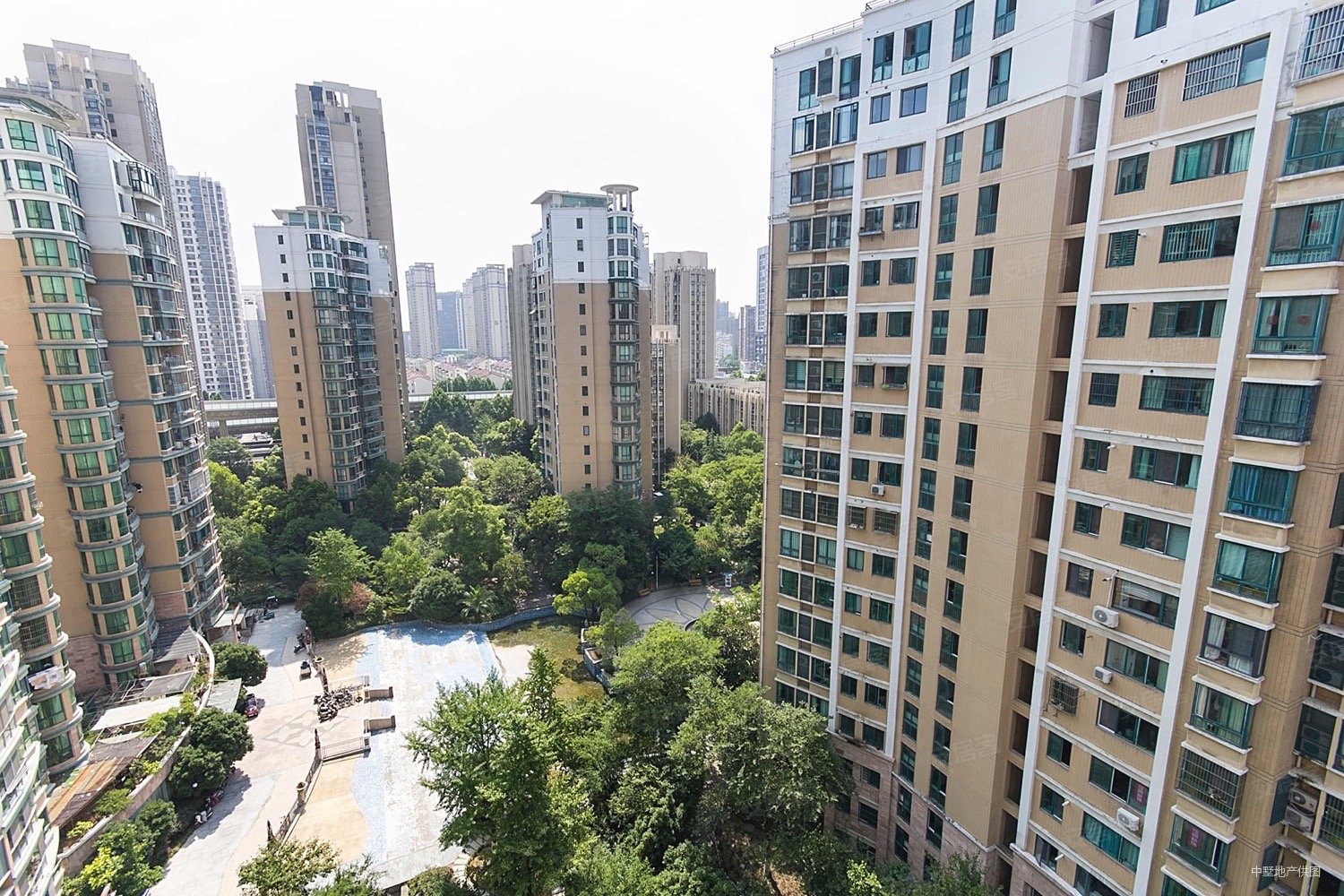 柏林春天地铁口大三房业主诚心卖