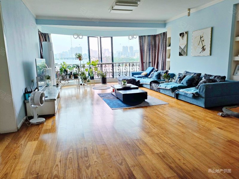 金色华庭4室2厅2卫132.23㎡南北165万