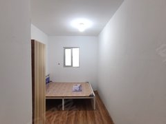 煙臺萊山迎春大街商貿城合租房 可以短租押一付一 北向窗戶朝廚房暗間 房間大干凈出租房源真實圖片