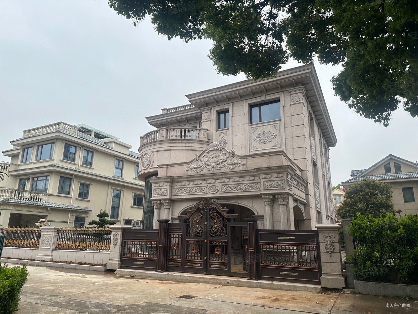 桃园经典老独栋别墅可重新改造四面大花园有一亩欢迎咨询