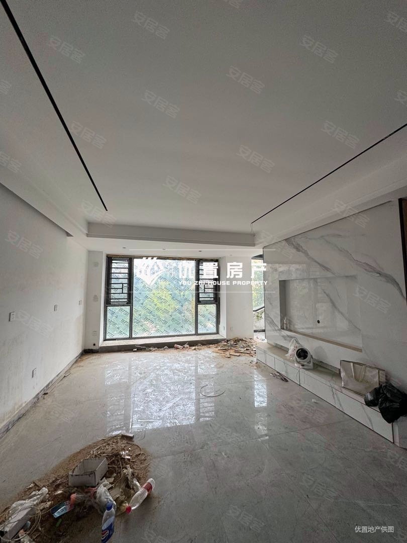 麓湖宫(一期)4室2厅2卫124.28㎡南北85万