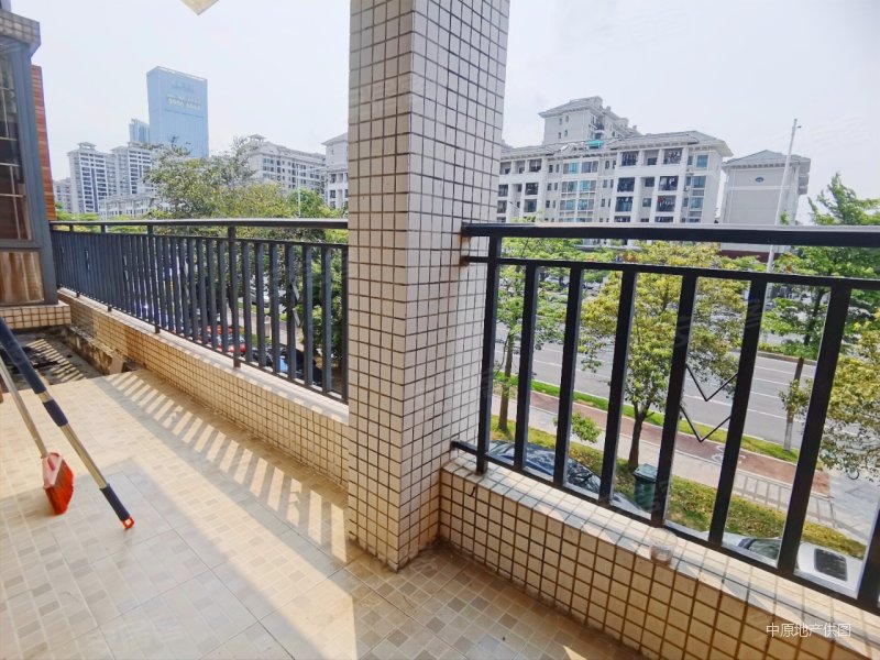 景湖蓝郡二期116平3房东南向230万