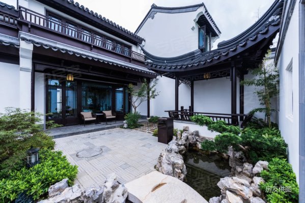 香泉湖旁 世外桃源 中式徽派别墅 绿城物业 临湖双拼