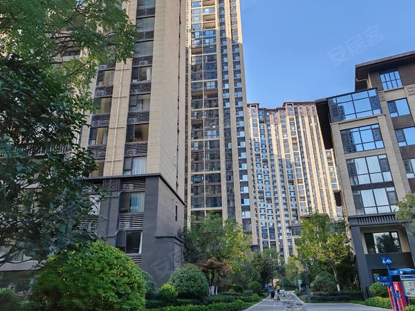 咸阳秦都秦都城区龙湖彩虹郦城(二期)揽境龙湖彩虹郦城二期三室精装