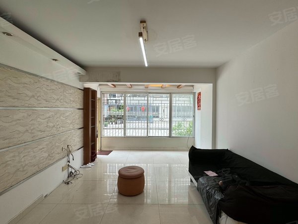 深圳罗湖清水河金祥都市花园新上好房子,带天台花园,清爽装修,客厅