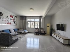 恩施恩施市黄泥坝林业局后面私房三室两厅两卫出租，停车方便，户型方正，光线好。出租房源真实图片