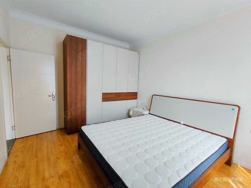 东城华府电梯精装好楼层套三 房子成色新