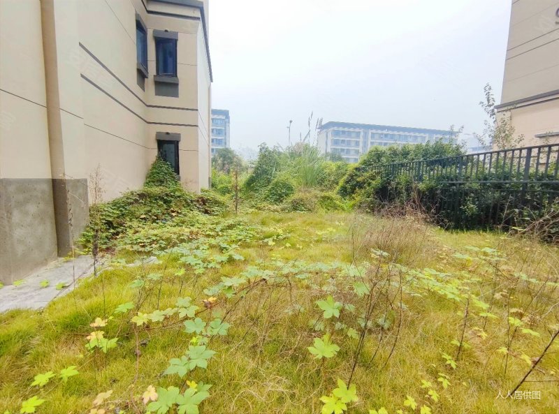 带400平花园,使用面积600平,245出手,带两层地下室,融创文旅城御河湾