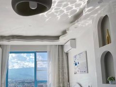 七彩公寓 漂亮的奶油风格 带空调 有两个窗户 通风很好