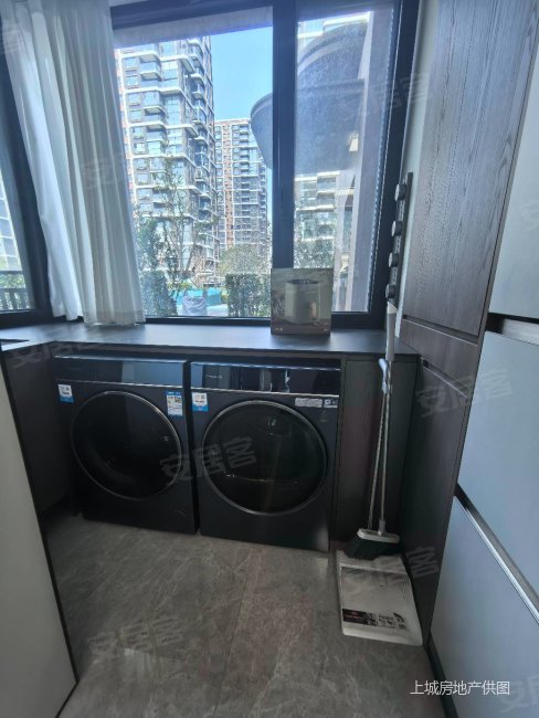 蓝光黑钻4室2厅2卫143㎡南北330万