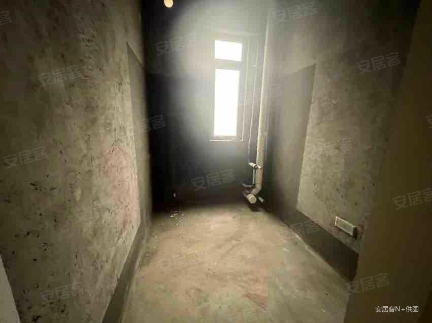 观湖园(一期)4室2厅5卫195.49㎡南120万