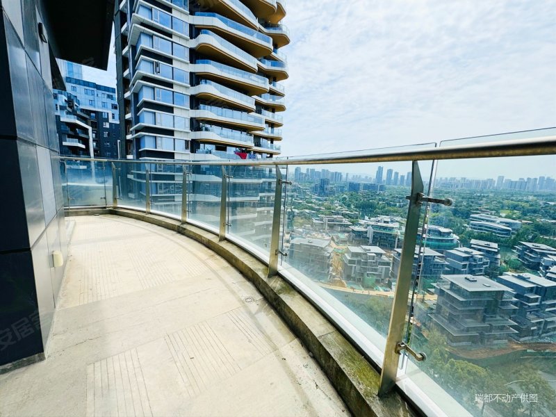 麓湖天玑幻影大平层!正看湖视野开阔!满二业主诚心出售!