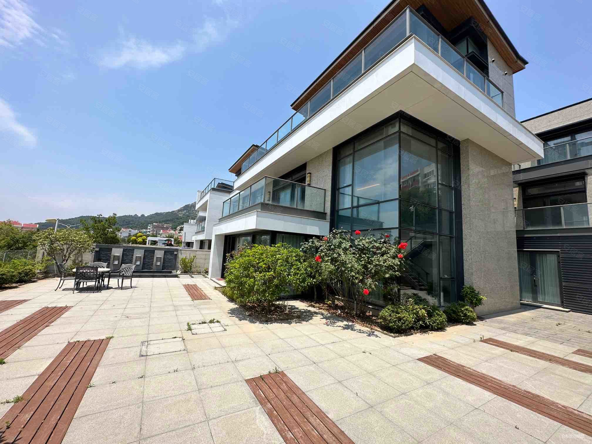 依云小镇罗曼别墅