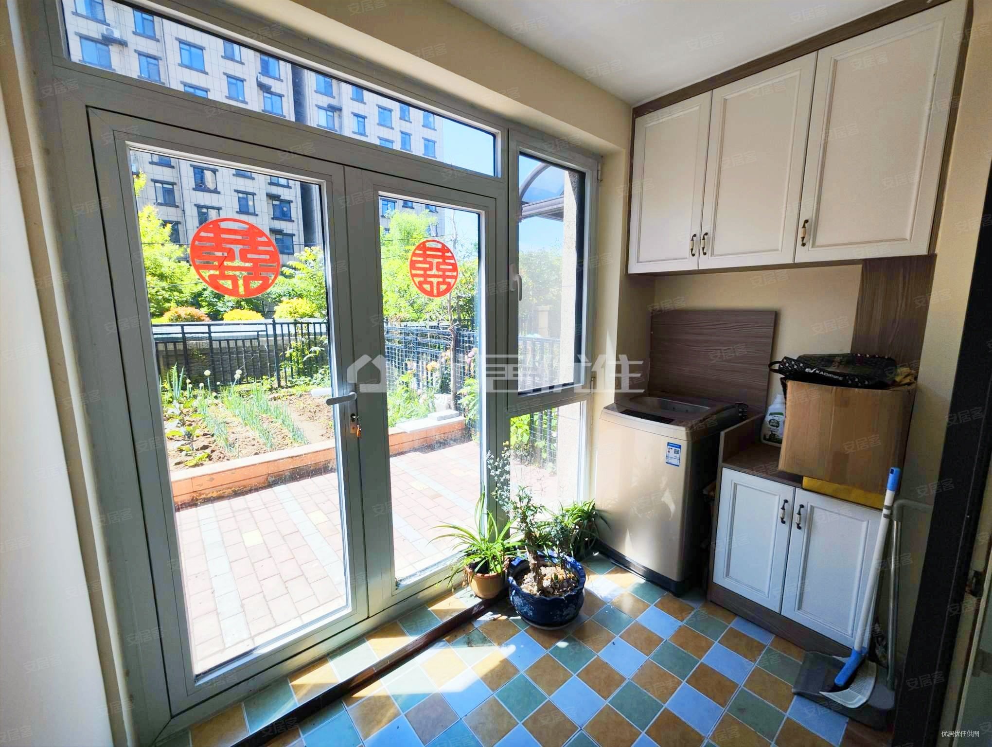 一楼带院,洋房精装三室,少住,随时看房价格可议南北通透,紫悦府二手房