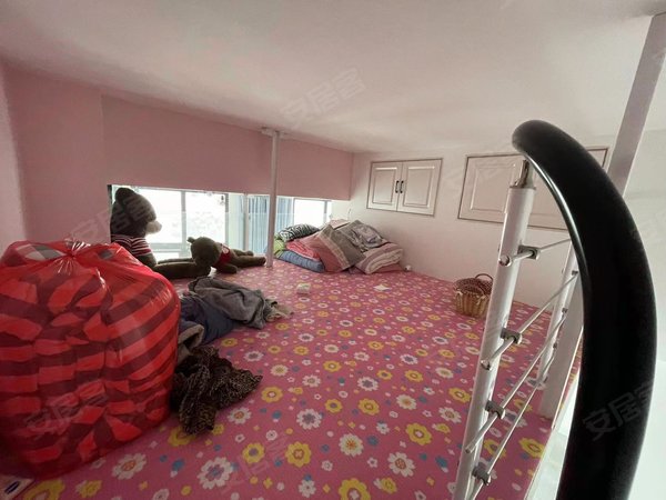 青岛即墨即墨宝龙城市广场万丽国际广场上面可以睡觉,下面可以办公.