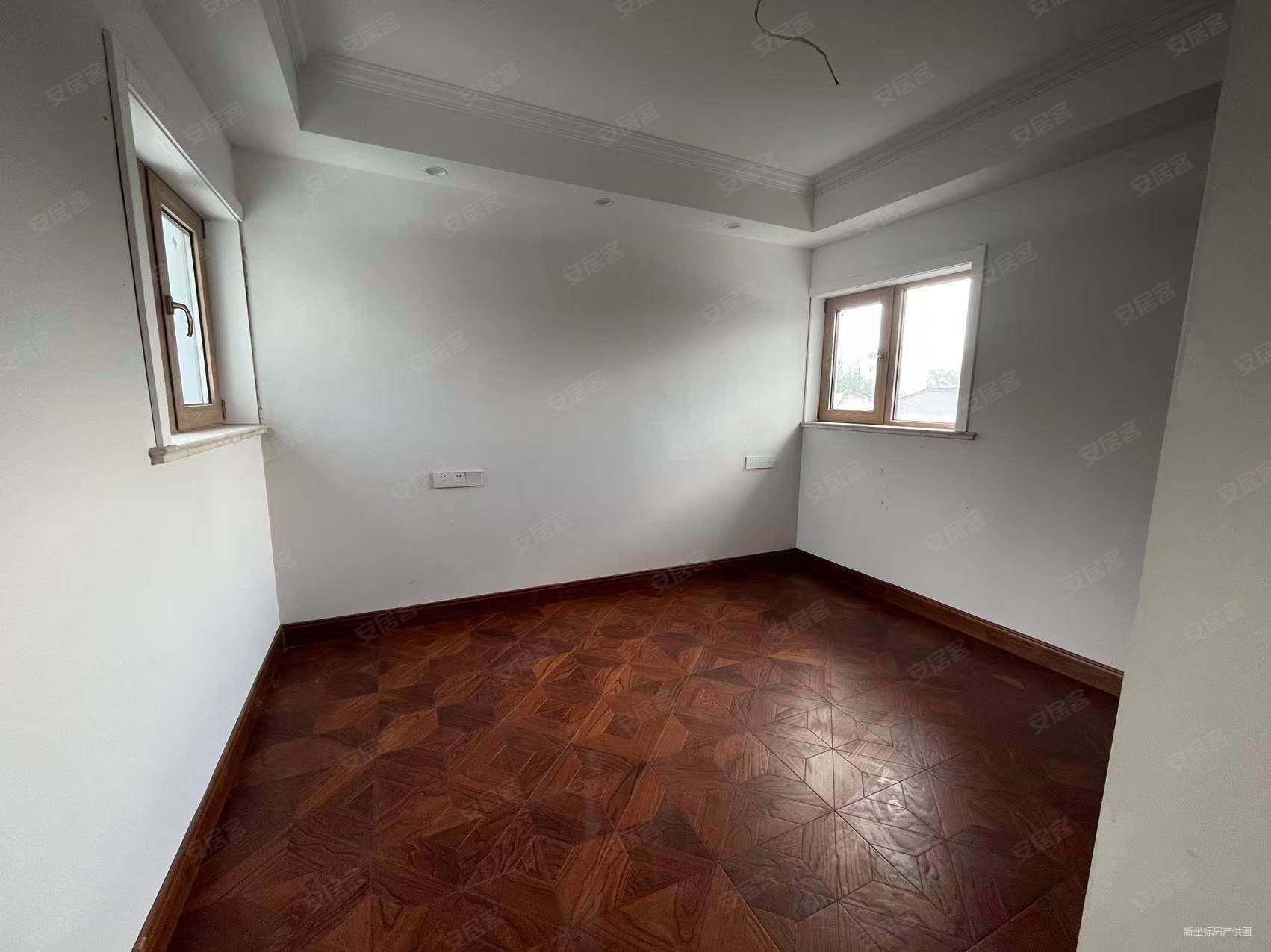 港岛花园联排别墅边户,装修了100多万,空关未住人,随时看房