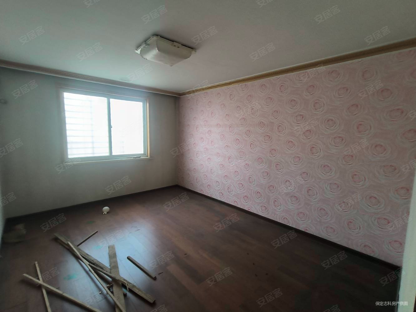 世纪华庭4室2厅3卫241㎡南北180万