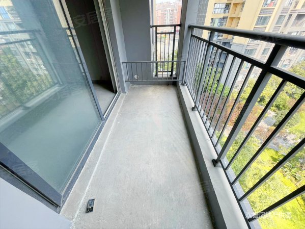 温江东原城毛坯标准套三 主卧带转角大飘窗 明厨明卫 采光好