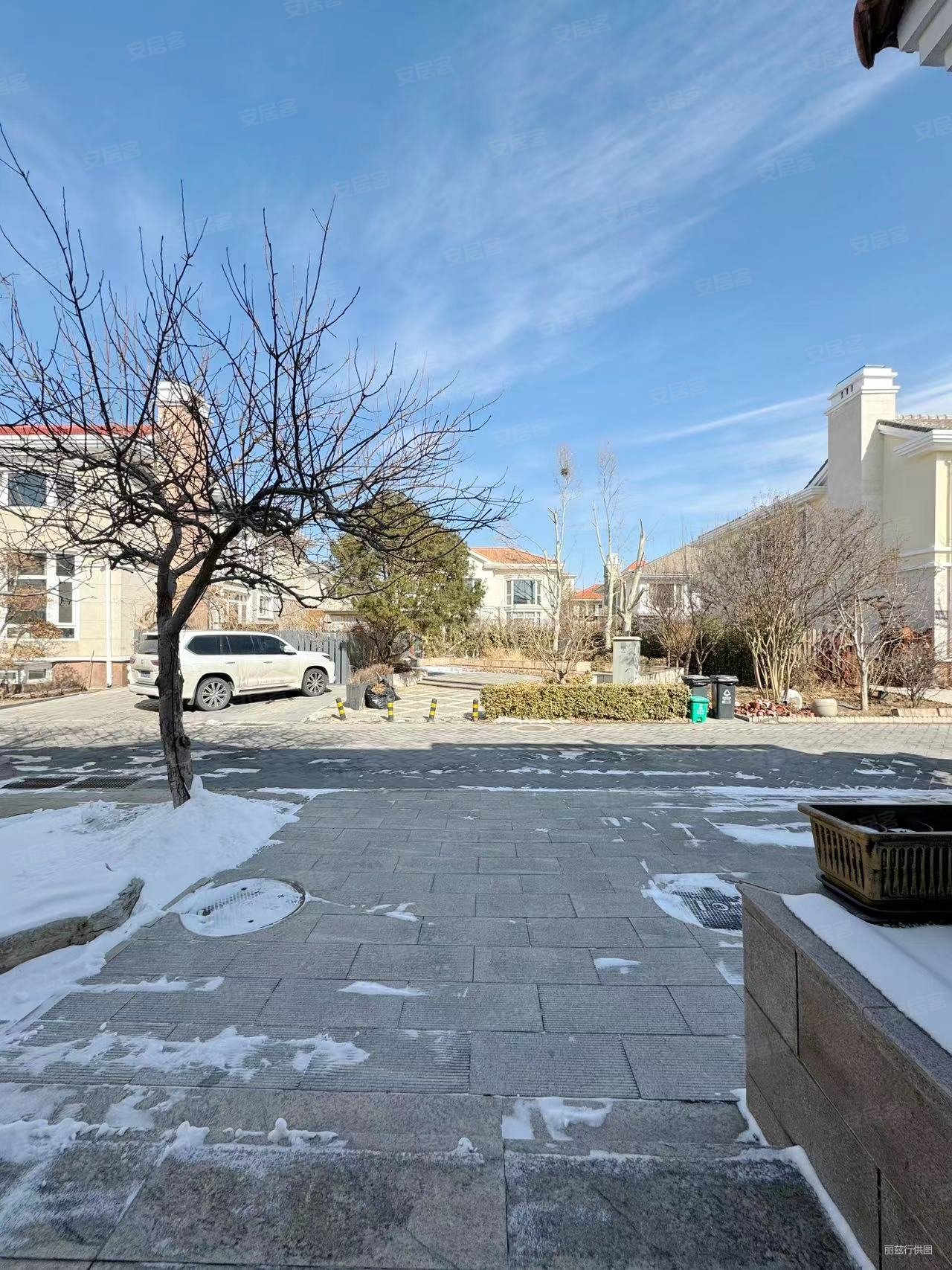 哲毓优山美地b区新出湖东区中间北侧40米楼间距