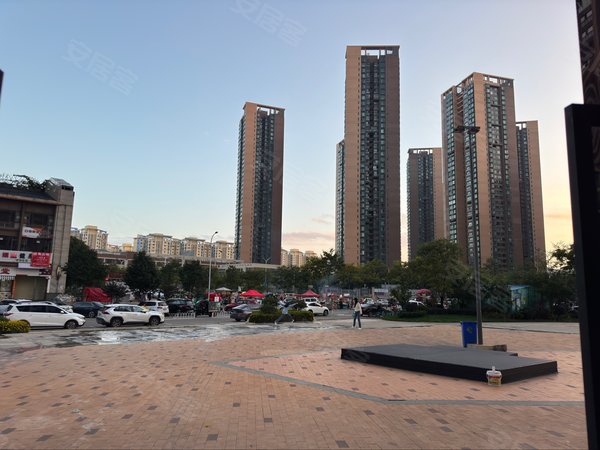 昆明官渡海伦国际海伦国际依云郡海伦国际 3室2厅2卫 精装修 97平