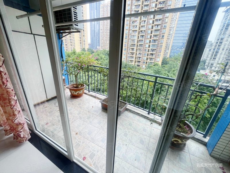 观音桥九街望海花园 带约20平花园 小区环境优美 大四房双卫