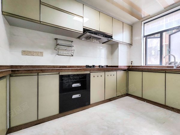 深圳宝安松岗鸿盛花园松岗 华润万家楼上 鸿盛花园大三房两卫出租