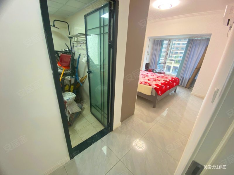 轻轨3号线附近精装三室出售,业主保持的非常好,领包入住,中国摩金棕