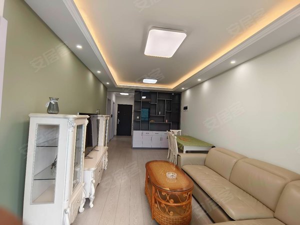 昆明五华龙泉路万科中天北宸欣都龙城同德广场万彩城旁万科精装3房