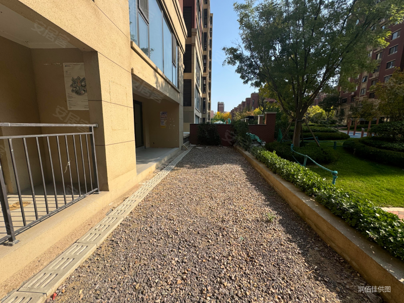 青特小镇e区4室2厅2卫145㎡南北245万