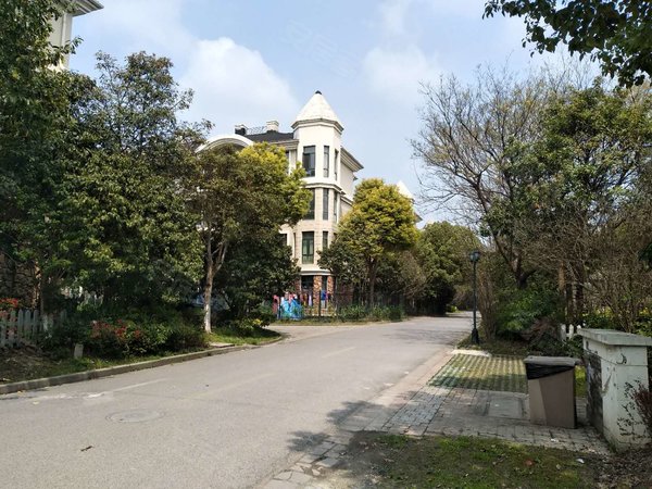 昆山花桥香榭丽大道绿地21城b区(别墅)b区美式别墅,免费停车,欧式装修