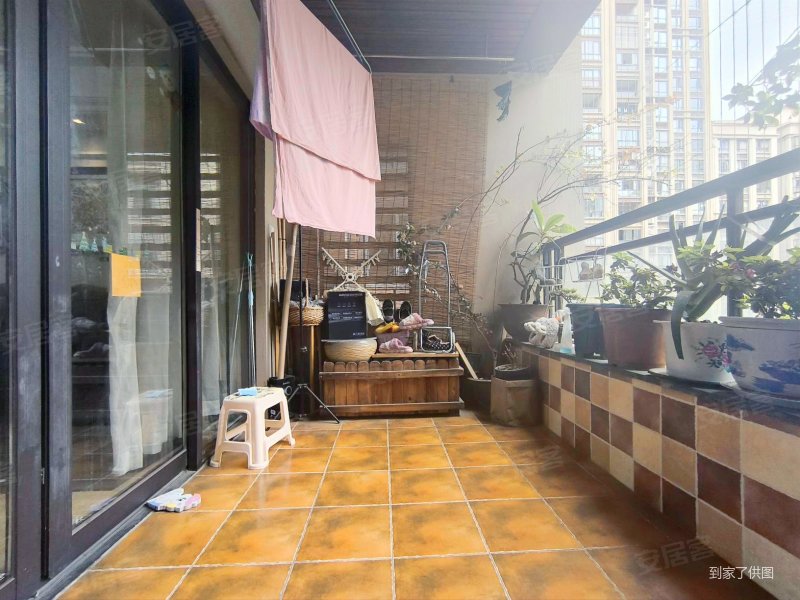 朝中庭中间楼层,全实木,保持很好,价格可谈,国际社区江御二手房,190万