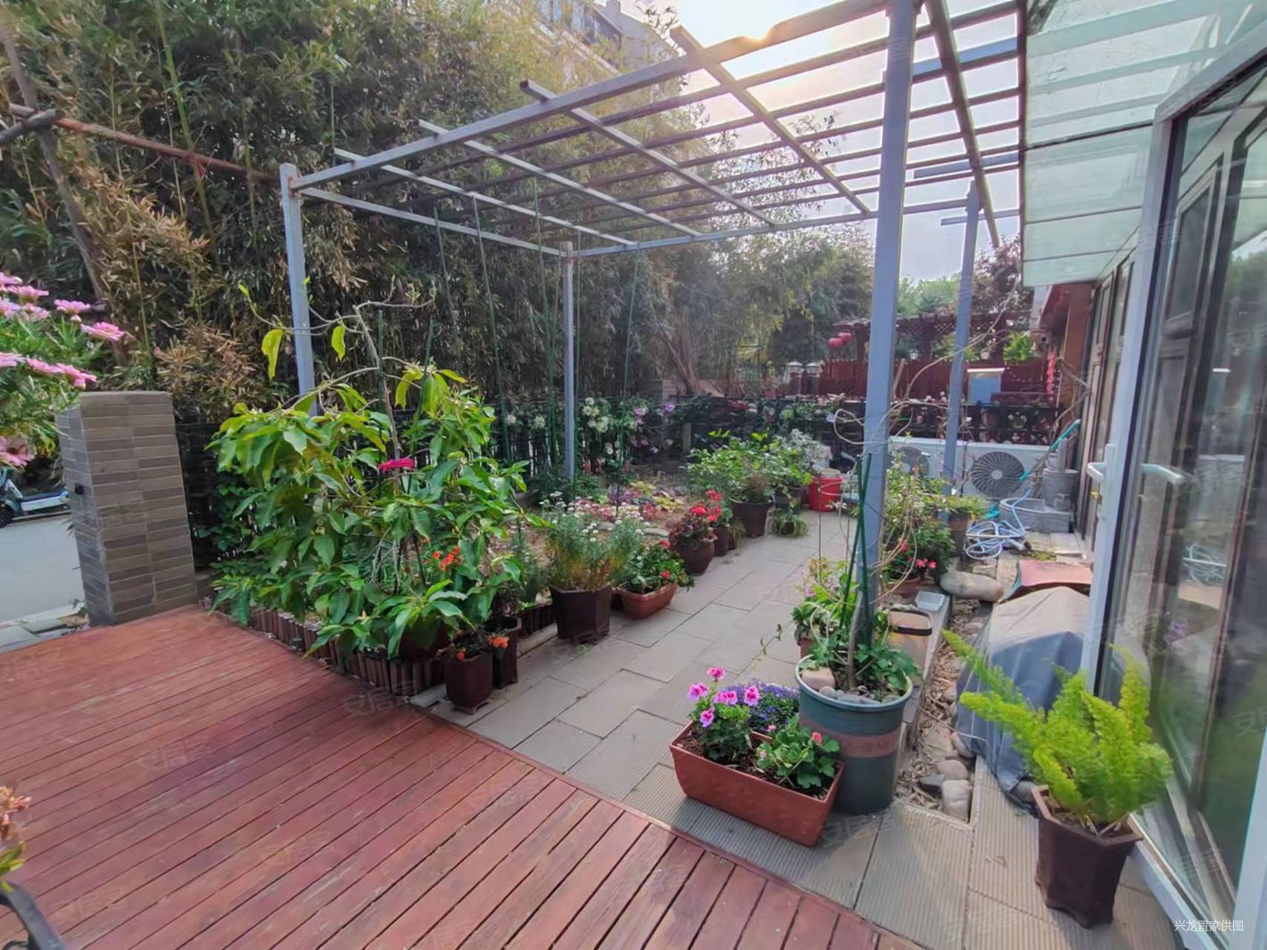 竹海六加一的下跃阳光房大花园房本面积97平