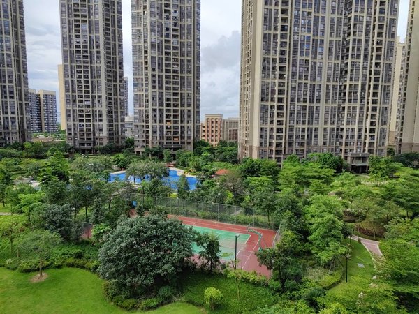 珠海金湾航空新城保利香槟国际小区中间看游泳池 大四房景观好 空房