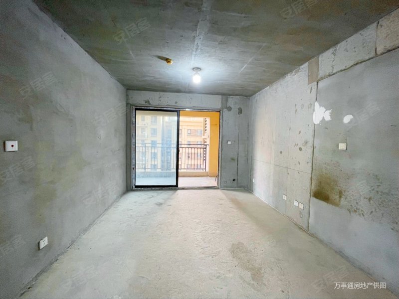 急售绿地峰辉品质次新小区临地铁毛坯三室满二看房方便