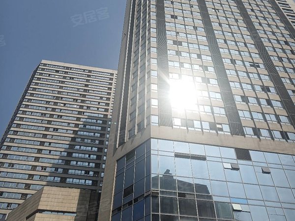 重庆九龙坡杨家坪龙湖西城天街龙湖西城天街杨家坪步行街楼下就是轻轨