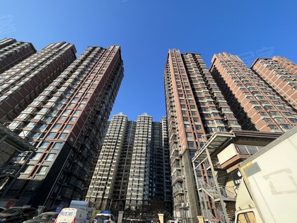 轨道交通燕京航城,出小区北门就是893公交车到潞城地铁站,还有正在