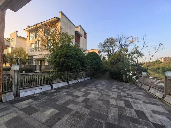 上海青浦朱家角中信泰富朱家角新城文苑(别墅)大淀湖旁 临河东边套