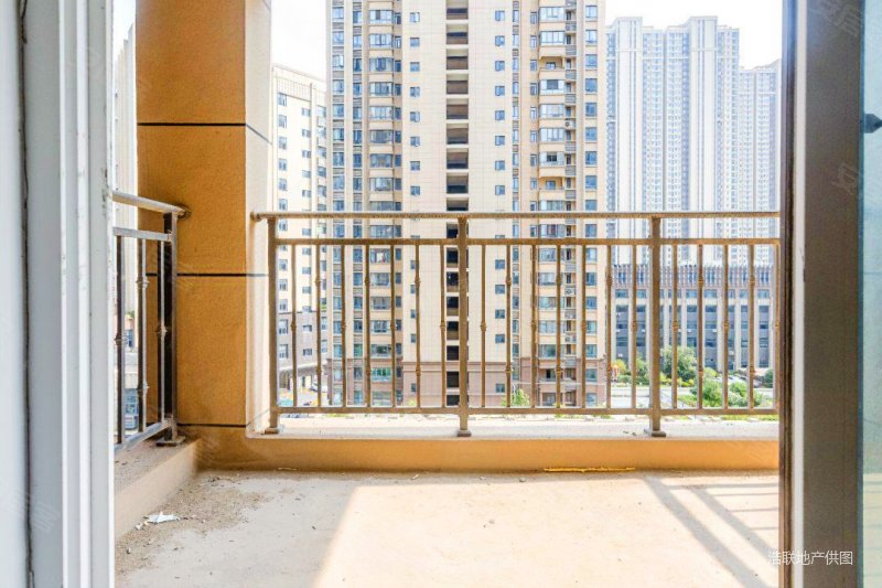 江夏一中后面市民之家旁花山学府毛坯两房正朝南户型急售