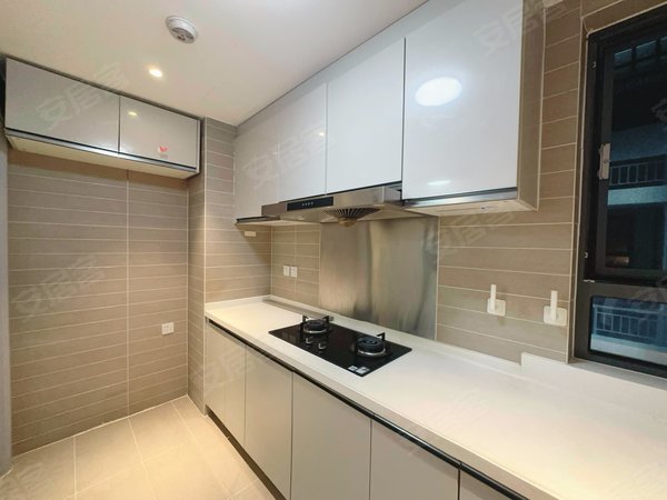 大连开发区滨海路融创海逸长洲滨海路融创 三室两厅一卫 干湿分离 干净整洁 定制衣柜出租房源真实图片