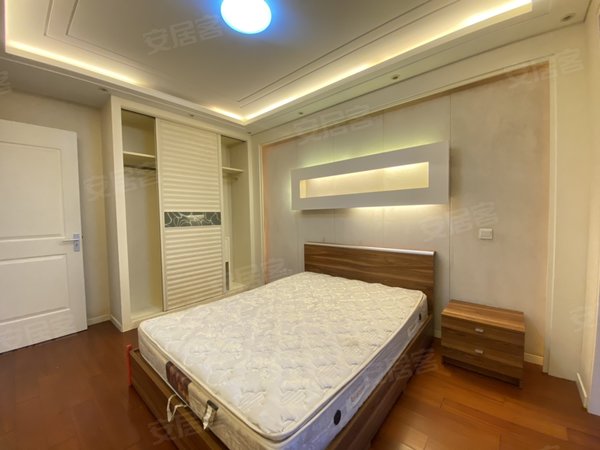 青岛黄岛薛家岛海信凤凰金岸地铁口天目山路 精装套二 海信品质拎包