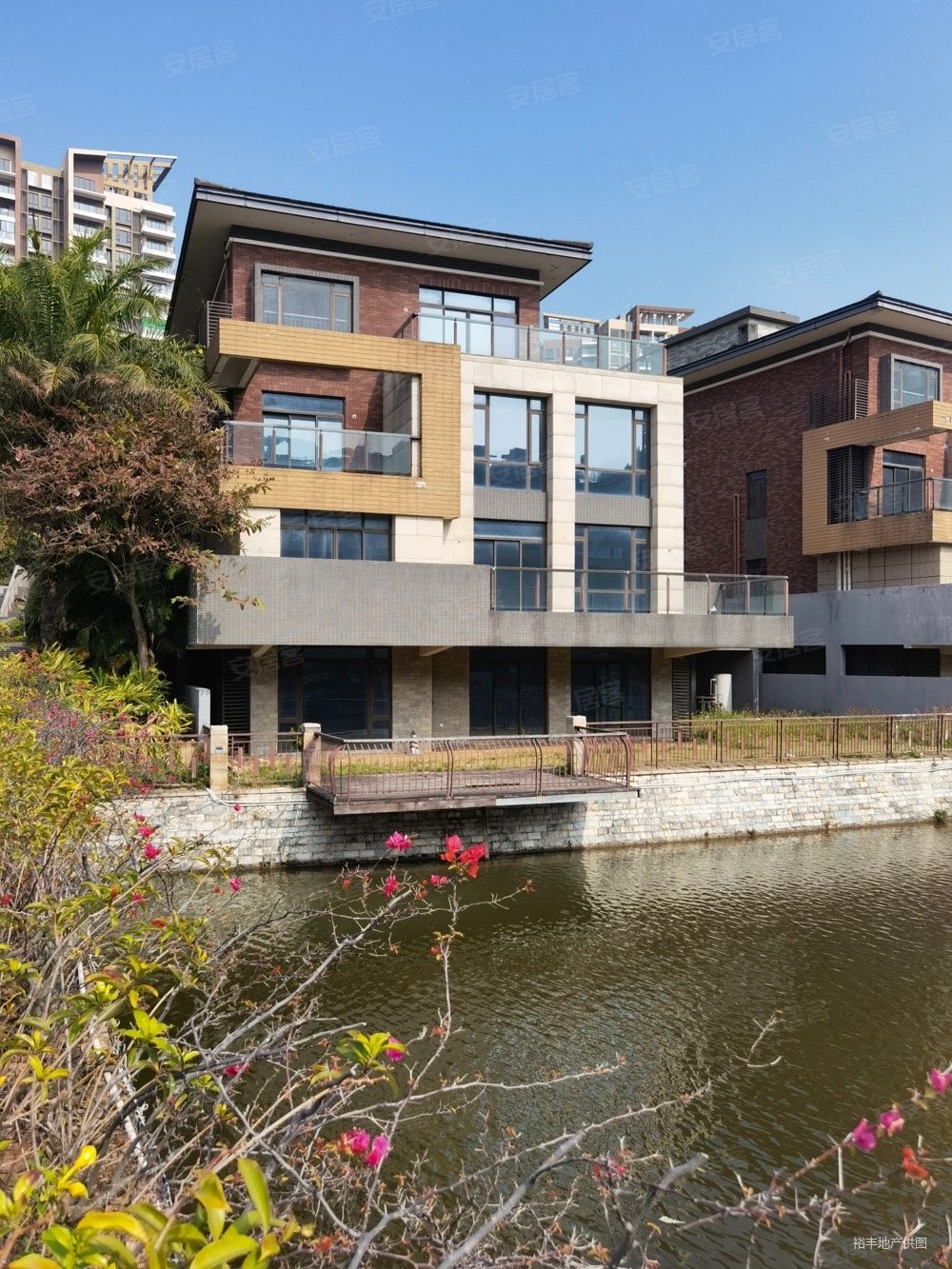 星河丹堤别墅506平2500万7室4厅4卫