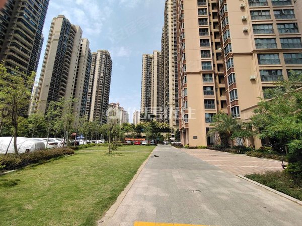 南宁兴宁东沟岭汇豪国际兴宁区第二初级中学对面 汇豪国际 精装大两房