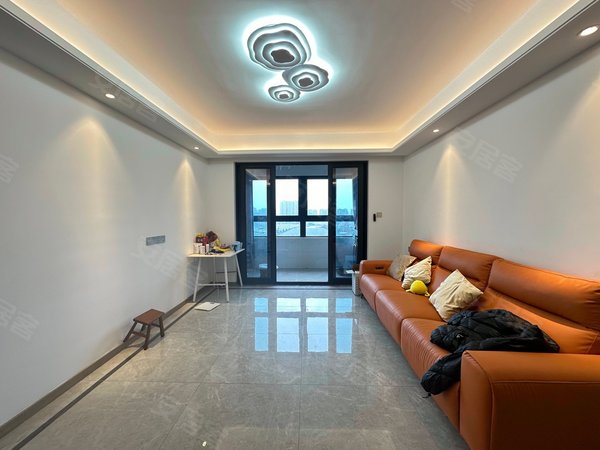 万达广场租房,紫誉华庭 豪装三房两卫 看房方便 好停车 拎包入住,常熟