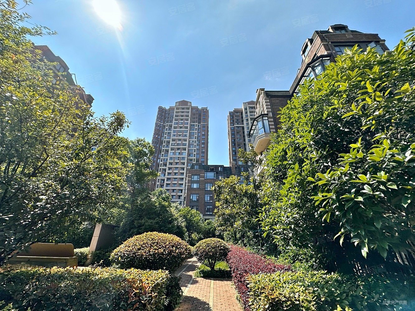 绿地洋房可以做六间房前后花园一百多平米可以做三层急售