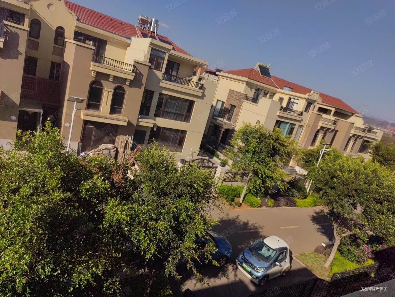 弥勒市新城区别墅,4室2厅3卫,前后带花园的别墅,证满两年.