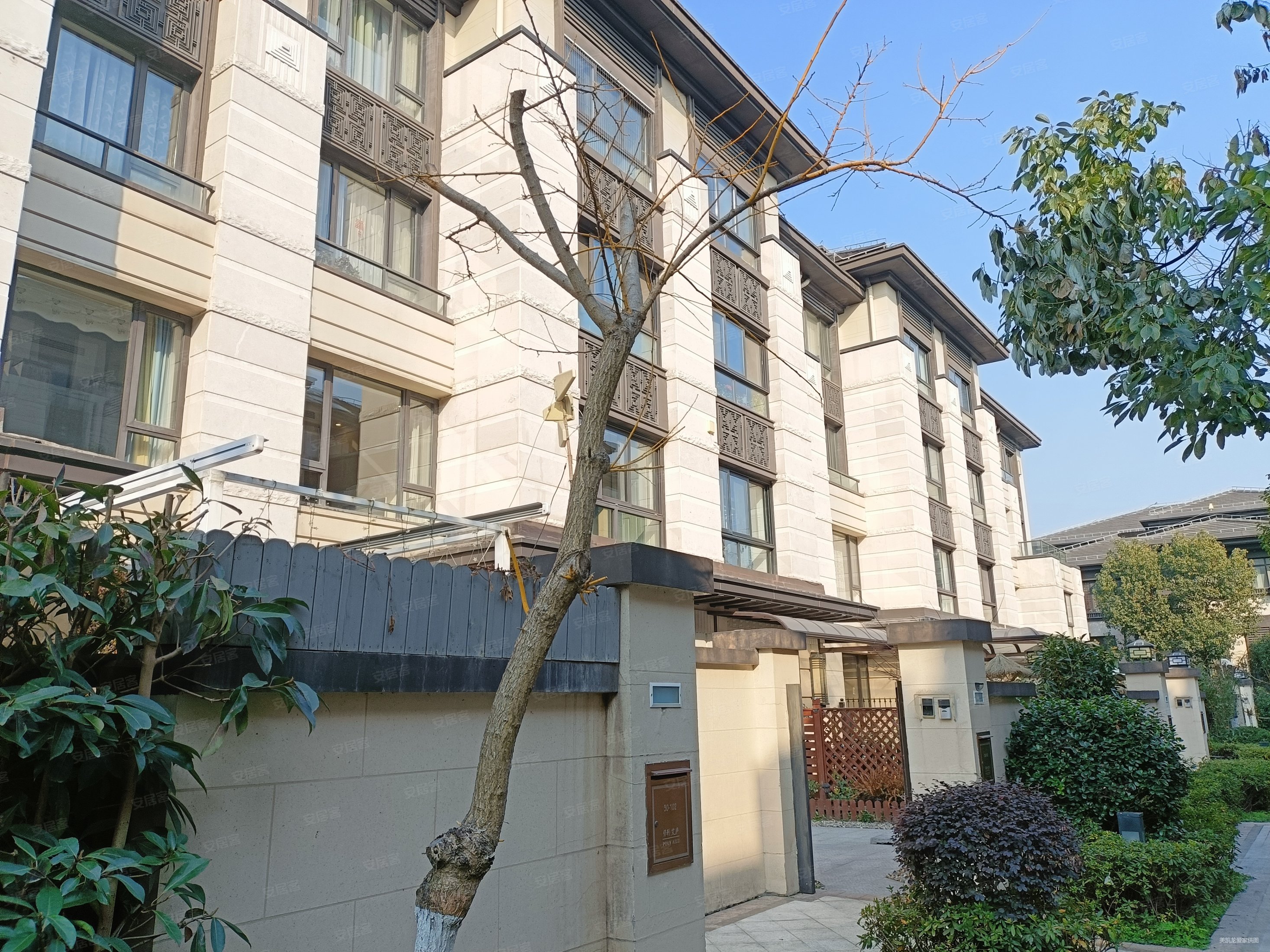 张江南保利艾庐下叠墅豪华装修含品牌家具带大花园