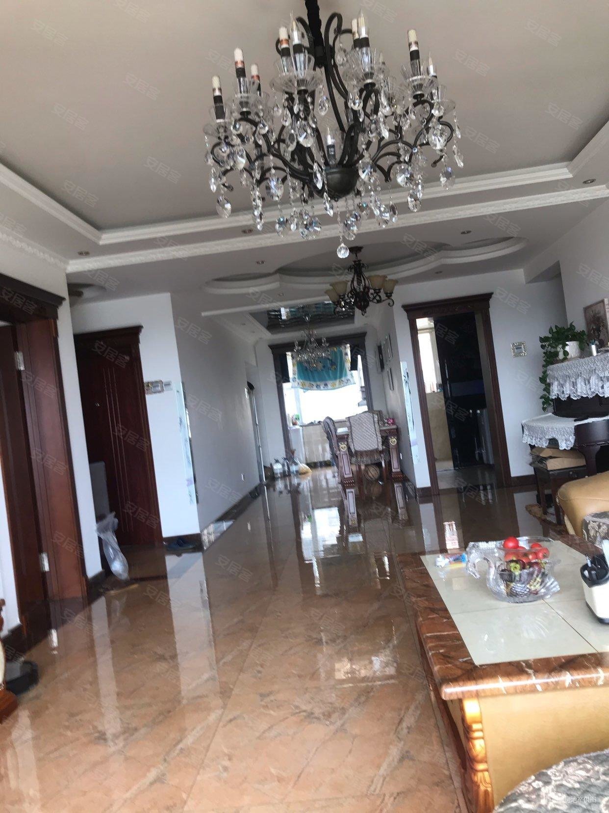 一品红城一二期长久路361号3室2厅2卫15014平