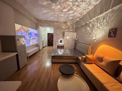 银川兴庆丽景街金三角 绿地21城 多套精装公寓出租 带投影仪密码锁押一付一出租房源真实图片